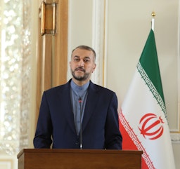 حسین امیرعبداللهیان، وزیر امور خارجه‌ی ایران دریک  کنفرانس مطبوعاتی؛ تهران، ۲۶ مهر ۱۴۰۰. (عکس از وب‌سایت وزارت خارجه‌ی ایران)