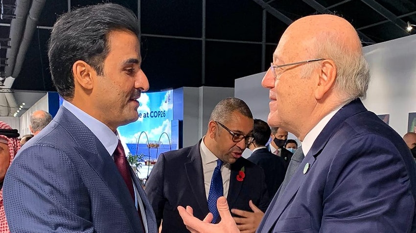 شیخ تمیم بن حمد آل ثانی، امیر قطر (چپ) در دیدار با نجیب میقاتی، نخست‌وزیر لبنان در اجلاس آب و هوایی سازمان ملل؛ گلاسکو. ۹ آبان ۱۴۰۰/ ۳۱ اکتبر ۲۰۲۱. (عکس از توییتر)