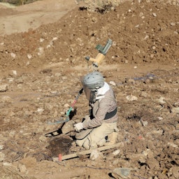Iraqi mine hunters clear land mines near the border with Iran in Sulaimaniyah Governorate on Nov. 11, 2014. (Photo via Getty Images)