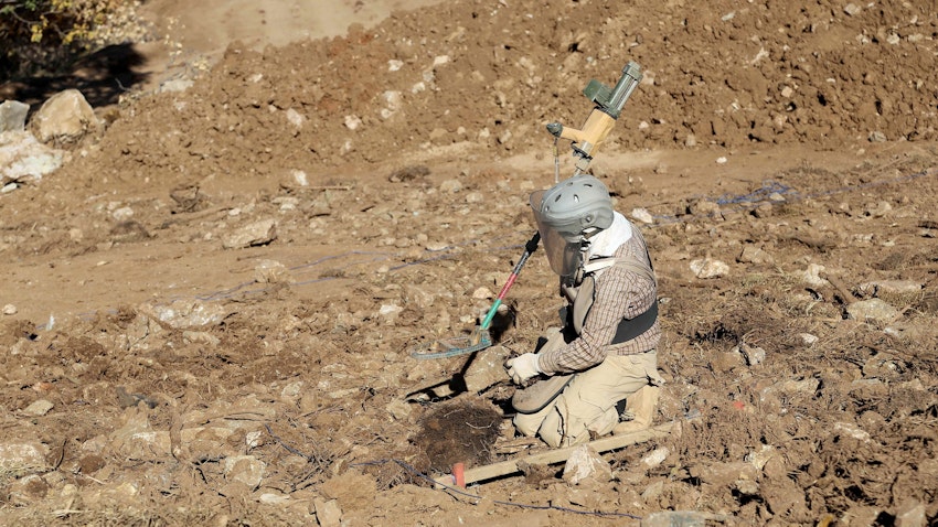 Iraqi mine hunters clear land mines near the border with Iran in Sulaimaniyah Governorate on Nov. 11, 2014. (Photo via Getty Images)