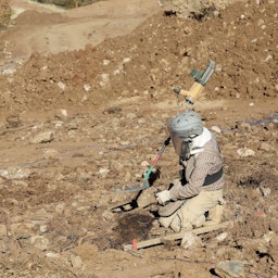 مسئولین عراقی پاک‌سازی مین‌ درحال مین‌زدایی در نزدیکی گذرگاه مرزی ایران و عراق؛ سلیمانیه، عراق، ۲۰ آبان ۱۳۹۳/ ۱۱ نوامبر ۲۰۱۴. (عکس از گتی ایمیجز)