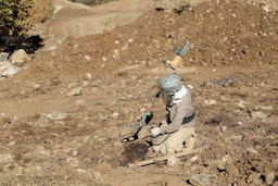 مسئولین عراقی پاک‌سازی مین‌ درحال مین‌زدایی در نزدیکی گذرگاه مرزی ایران و عراق؛ سلیمانیه، عراق، ۲۰ آبان ۱۳۹۳/ ۱۱ نوامبر ۲۰۱۴. (عکس از گتی ایمیجز)