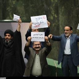 نواب إيرانيون يعبرون عن موافقتهم أو معارضتهم للتصديق على إحدى اتفاقيات فاتف في البرلمان في طهران. 7 أكتوبر/تشرين الأول 2018 (الصورة عبر وكالة تسنيم للأنباء)
