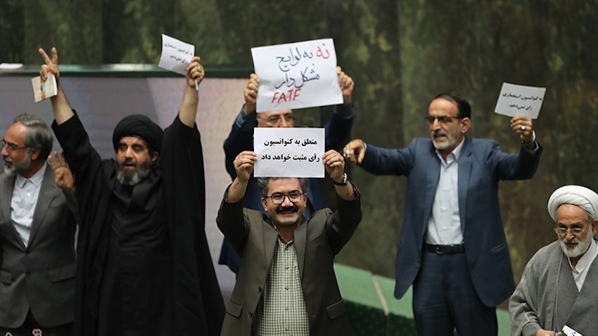 نواب إيرانيون يعبرون عن موافقتهم أو معارضتهم للتصديق على إحدى اتفاقيات فاتف في البرلمان في طهران. 7 أكتوبر/تشرين الأول 2018 (الصورة عبر وكالة تسنيم للأنباء)