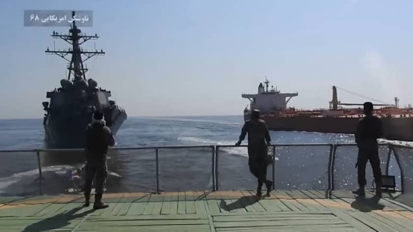 ضباط الحرس الثوري الإيراني يقفون على متن سفينة تواجه سفينة حربية أميركية وناقلة النفط التي استولت عليها إيران. 25 أكتوبر/تشرين الأول 2021 (الصورة عبر وسائل التواصل الاجتماعي)