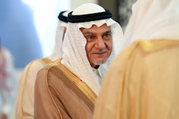 شاهزاده ترکی بین فیصل آل سعود، رئیس سابق سازمان اطلاعات عربستان و  سفیر پیشین این کشور در آمریکا؛ ریاض، ۱۰ فروردین ۱۳۹۶/ ۳۰ مارس ۲۰۱۷. (عکس از گتی ایمیجز)