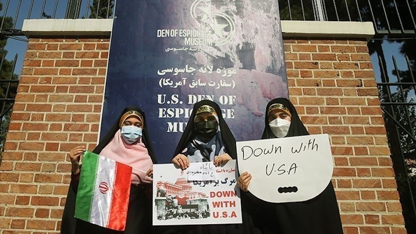  نساء إيرانيات يحملن لافتات معادية للولايات المتحدة أثناء وقوفهن أمام السفارة الأميركية السابقة في طهران. 4 نوفمبر/تشرين الثاني 2021 (تصوير حسين ظهروند عبر وكالة تسنيم للأنباء)