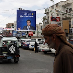 صورة وزير الإعلام اللبناني جورج قرداحي على لوحة إعلانية في صنعاء، اليمن. 31 أكتوبر/تشرين الأول 2021. (الصورة عبر غيتي إيماجز)