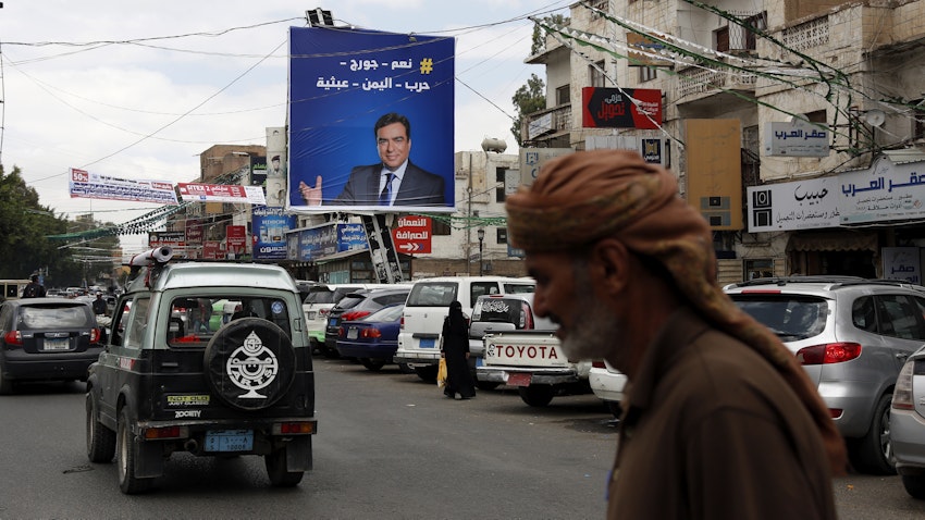 صورة وزير الإعلام اللبناني جورج قرداحي على لوحة إعلانية في صنعاء، اليمن. 31 أكتوبر/تشرين الأول 2021. (الصورة عبر غيتي إيماجز)