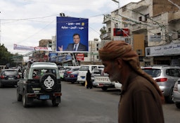 تصویری از جرج قرداحی، وزیر اطلاعات لبنان بر بیلبوردی در صنعا؛ یمن،  ۹ آبان ۱۴۰۰/ ۳۱ اکتبر ۲۰۲۱. (عکس از گتی ایمیجز)