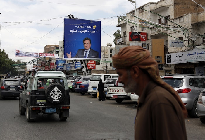 تصویری از جرج قرداحی، وزیر اطلاعات لبنان بر بیلبوردی در صنعا؛ یمن،  ۹ آبان ۱۴۰۰/ ۳۱ اکتبر ۲۰۲۱. (عکس از گتی ایمیجز)