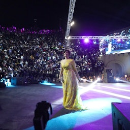 شمس، خواننده‌ی کویتی، در حال اجرا در جشنواره‌ی بین‌المللی بابل؛ شهر باستانی بابل، عراق، ۶ آبان ۱۴۰۰/  ۲۸ اکتبر ۲۰۲۱. (عکس از گتی ایمجیز)
