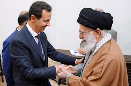 بشار الاسد، رئیس جمهور سوریه، در دیدار با آیت‌الله علی خامنه‌ای، رهبر ایران؛ تهران، ۶ اسفند ۱۳۹۷. (عکس از وبسایت رسمی رهبری)