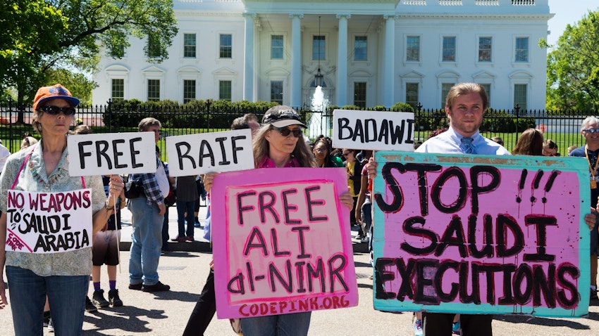 متظاهرون ينظمون مسيرة أمام البيت الأبيض في العاصمة الأميركية واشنطن لجذب الانتباه إلى محنة علي النمر وداوود المرهون وعبد الله الزاهر. 20 أبريل/نيسان 2016 (الصورة عبر غيتي إيماجز)