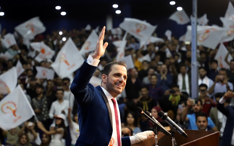 شاسوار عبدالواحد، رهبر جنبش نسل جدید، در حال سخنرانی خطاب به هوادارانش در یک راهپیمایی؛ سلیمانیه، عراق، ۵ مهر ۱۳۹۷/ ۲۷ سپتامبر ۲۰۱۸. (عکس از گتی ایمیجز)