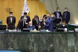 نمایندگان مجلس ایران در نشستی در مجلس جایگاه هیئت رئیسه را احاطه کردند؛ تهران، ۱۶ آبان ۱۴۰۰. (عکس از خبرگزاری خانه‌ی ملت، خبرگزاری مجلس شورای اسلامی)