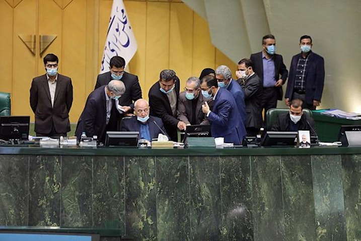 نمایندگان مجلس ایران در نشستی در مجلس جایگاه هیئت رئیسه را احاطه کردند؛ تهران، ۱۶ آبان ۱۴۰۰. (عکس از خبرگزاری خانه‌ی ملت، خبرگزاری مجلس شورای اسلامی)