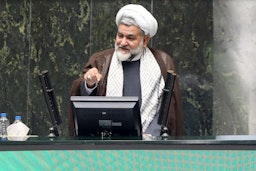 حسن نوروزی، نماینده‌ی مجلس ایران، در حال صحبت در صحن علنی مجلس؛ تهران، ۱۷ مرداد ۱۴۰۰/ ۸ اوت ۲۰۲۱. (عکس از گتی ایمیجز)