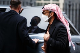 ورود شیخ طحنون بن زاید آل نهیان، مشاور امنیت ملی امارات، در آستانه‌ی نشستی میان شیخ محمد بن زاید آل نهیان، ولیعهد ابوظبی و نخست‌وزیر انگلستان، بوریس جانسون؛ لندن، ۲۰ آذر ۱۳۹۹/ ۱۰ دسامبر ۲۰۲۰. (عکس از گتی ایمیجز)