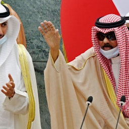 أمير الكويت الشيخ نواف الأحمد الصباح (اليمين) ورئيس مجلس النواب مرزوق الغانم يحضران جلسة برلمان في مدينة الكويت. 26 أكتوبر/تشرين الأول 2021. (الصورة عبر غيتي إيماجز)
