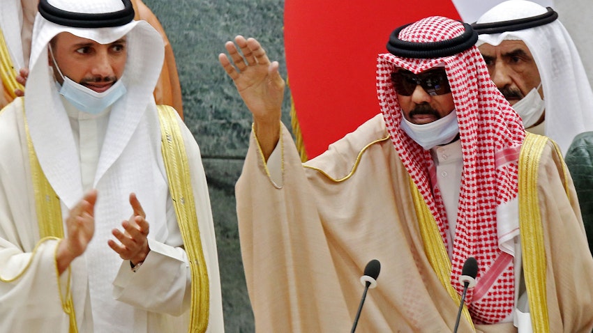 امیر کویت، شیخ نواف الاحمد الصباح (راست) و مرزوق الغانم، رئیس مجلس امت، در جلسه‌ی پارلمان؛ شهر کویت، ۴ آبان ۱۴۰۰/ ۲۶ اکتبر ۲۰۲۱. (عکس از گتی ایمیجز)