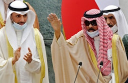 أمير الكويت الشيخ نواف الأحمد الصباح (اليمين) ورئيس مجلس النواب مرزوق الغانم يحضران جلسة برلمان في مدينة الكويت. 26 أكتوبر/تشرين الأول 2021. (الصورة عبر غيتي إيماجز)