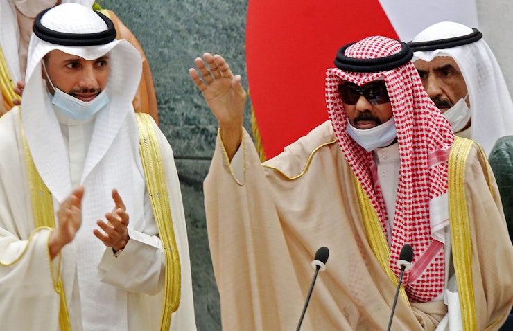 أمير الكويت الشيخ نواف الأحمد الصباح (اليمين) ورئيس مجلس النواب مرزوق الغانم يحضران جلسة برلمان في مدينة الكويت. 26 أكتوبر/تشرين الأول 2021. (الصورة عبر غيتي إيماجز)