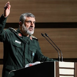 قائد القوات الجوية في الحرس الثوري الإسلامي الإيراني، أمير علي حاجي زاده، يلقي كلمة في مؤتمر في طهران، إيران. 24 فبراير/شباط 2019. (الصورة لحامد مالك بور عبر وكالة تسنيم للأنباء)