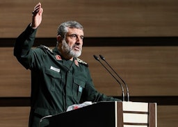 قائد القوات الجوية في الحرس الثوري الإسلامي الإيراني، أمير علي حاجي زاده، يلقي كلمة في مؤتمر في طهران، إيران. 24 فبراير/شباط 2019. (الصورة لحامد مالك بور عبر وكالة تسنيم للأنباء)