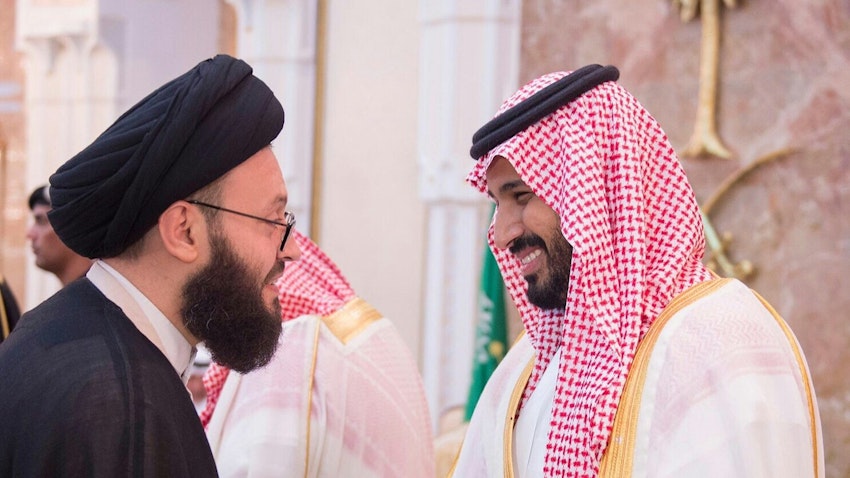 محمدعلی حسینی(راست) در حال ادای احترام به محمد بن سلمان، ولیعهد عربستان. (عکس از صفحه‌ی توییتر سعید الحسینی)