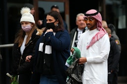 أحد مشجعي نيوكاسل يونايتد يصل إلى ملعب سانت جيمس بارك في نيوكاسل قرب التاين، إنكلترا. 20 نوفمبر/تشرين الثاني 2021. (الصورة عبر غيتي إيماجز)