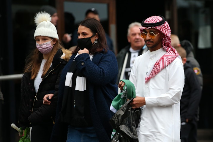 أحد مشجعي نيوكاسل يونايتد يصل إلى ملعب سانت جيمس بارك في نيوكاسل قرب التاين، إنكلترا. 20 نوفمبر/تشرين الثاني 2021. (الصورة عبر غيتي إيماجز)