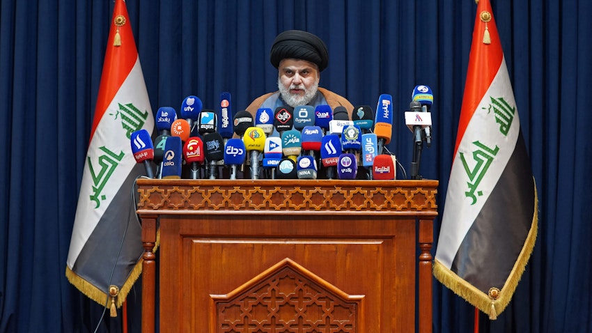 مقتدى الصدر يعقد مؤتمرًا صحفيًا في النجف، العراق. 18 نوفمبر/تشرين الثاني 2021. (الصورة عبر غيتي إيماجز)