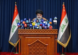 مقتدى الصدر يعقد مؤتمرًا صحفيًا في النجف، العراق. 18 نوفمبر/تشرين الثاني 2021. (الصورة عبر غيتي إيماجز)