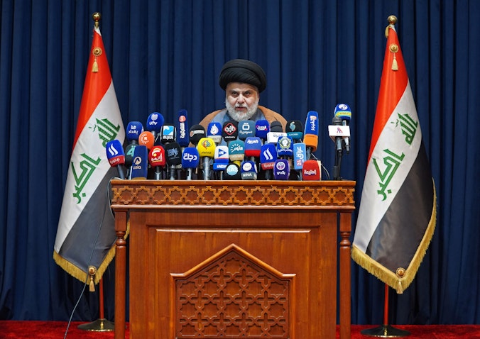 مقتدى الصدر يعقد مؤتمرًا صحفيًا في النجف، العراق. 18 نوفمبر/تشرين الثاني 2021. (الصورة عبر غيتي إيماجز)