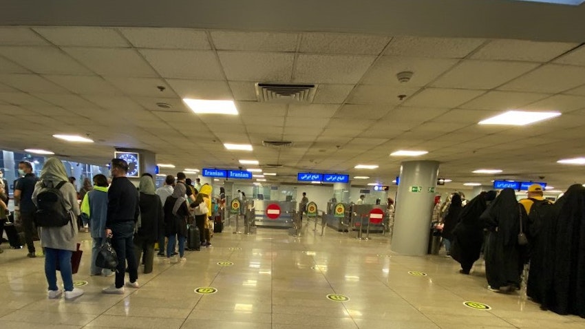 مسافران در صف کنترل گذرنامه در فرودگاه بین‌المللی امام خمینی؛ ۴ آبان ۱۴۰۰. (عکس از شبکه‌های اجتماعی)