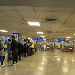 ركاب في طابور مراقبة جوازات السفر في مطار الإمام الخميني الدولي بطهران. 26 أكتوبر/تشرين الأول 2021. (الصورة عبر وسائل التواصل الاجتماعي)