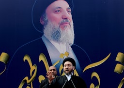 عمار حکیم، روحانی شیعه‌ی عراقی و رهبر جنبش حمکت، در حال سخنرانی؛ بغداد، عراق، ۱۸ اسفند ۱۳۹۷/ ۹ مارس ۲۰۱۹. (عکس از گتی ایمیجز)