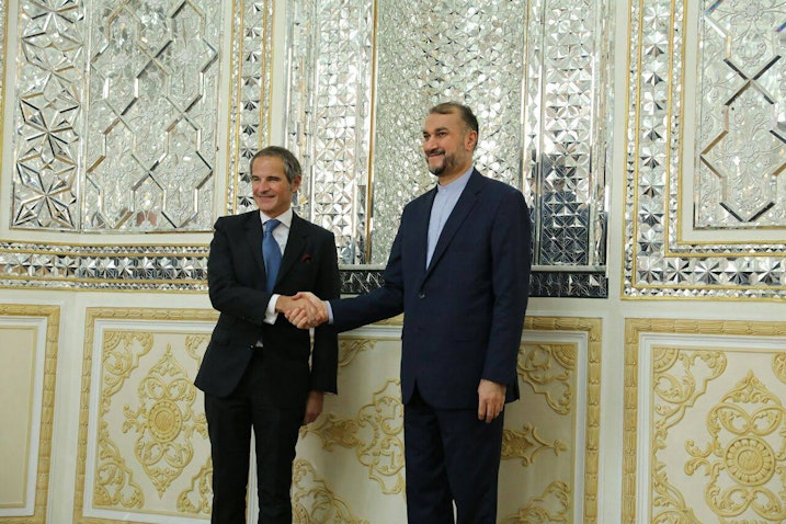 وزير الخارجية الإيراني حسين أمير عبد اللهيان والمدير العام للوكالة الدولية للطاقة الذرية رافائيل غروسي يقفان لالتقاط صورة في طهران، إيران. 23 نوفمبر/تشرين الثاني 2021 (الصورة عبر موقع وزارة الخارجية الإيرانية)