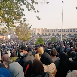 تجمع معترضان در زاینده‌رود خشک شده؛ اصفهان، ایران؛ ۲۸ آبان ۱۴۰۰. (عکس از شبکه‌های اجتماعی)