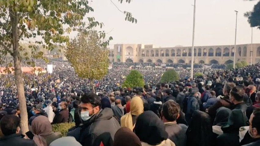تجمع معترضان در زاینده‌رود خشک شده؛ اصفهان، ایران؛ ۲۸ آبان ۱۴۰۰. (عکس از شبکه‌های اجتماعی)
