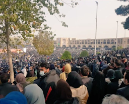 تجمع معترضان در زاینده‌رود خشک شده؛ اصفهان، ایران؛ ۲۸ آبان ۱۴۰۰. (عکس از شبکه‌های اجتماعی)