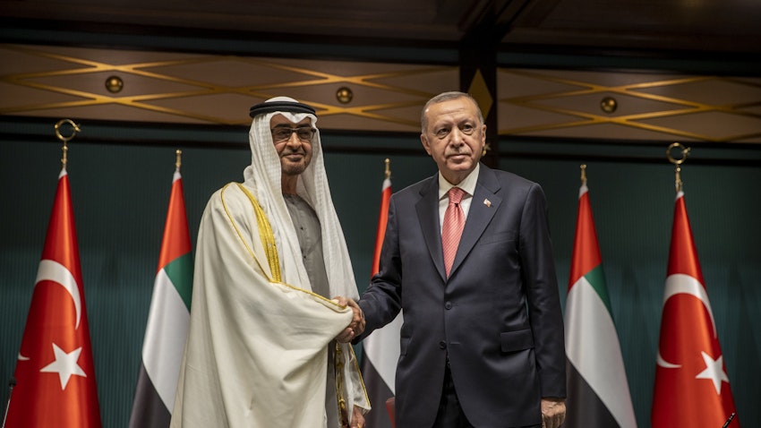 رجب طیب اردوغان، رئیس‌جمهور ترکیه (راست) و ولیعهد ابوظبی، شیخ محمد بن زاید آل نهیان؛ آنکارا، ترکیه، ۳ آذر ۱۴۰۰/ ۲۴ نوامبر ۲۰۲۱. (عکس از گتی ایمیجز)