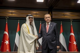 الرئيس التركي رجب طيب أردوغان (يمين) وولي عهد أبوظبي الشيخ محمد بن زايد آل نهيان (يسار) يقفان لالتقاط صورة في أنقرة، تركيا. 24 نوفمبر/تشرين الثاني 2021 (الصورة عبر غيتي إيماجز)