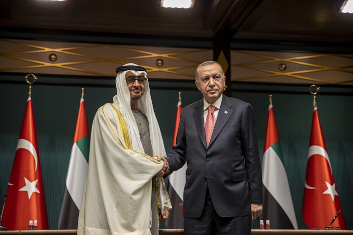 الرئيس التركي رجب طيب أردوغان (يمين) وولي عهد أبوظبي الشيخ محمد بن زايد آل نهيان (يسار) يقفان لالتقاط صورة في أنقرة، تركيا. 24 نوفمبر/تشرين الثاني 2021 (الصورة عبر غيتي إيماجز)