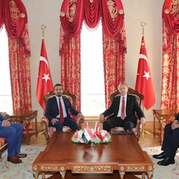 دیدار رجب طیب اردوغان، رئیس‌جمهور ترکیه (دوم از راست) با محمد الحلبوسی، رئیس پارلمان عراق (دوم از چپ)؛ استانبول، ترکیه، ۱۸ مهر ۱۳۹۷/ ۱۰ اکتبر ۲۰۱۸. (عکس از گتی ایمیجز)