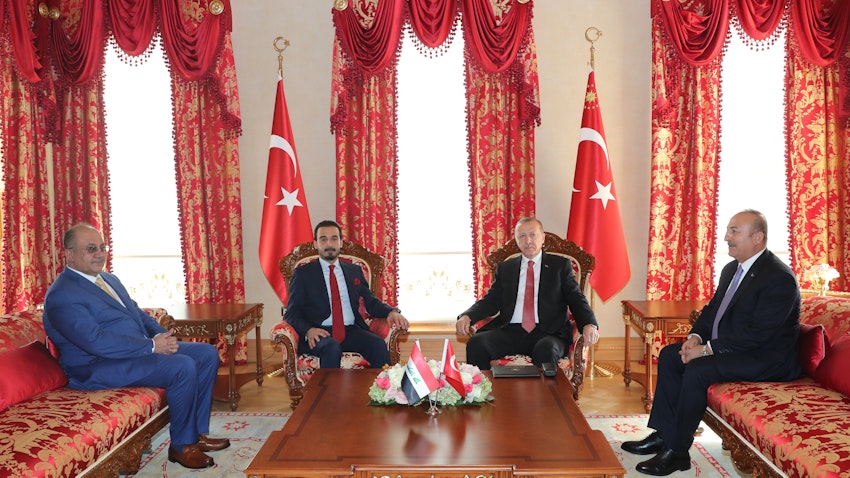 الرئيس التركي رجب طيب أردوغان (الثاني من اليمين) يلتقي رئيس مجلس النواب العراقي محمد الحلبوسي (الثاني من اليسار) في اسطنبول، تركيا. 10 أكتوبر/تشرين الأول 2018 (الصورة عبر غيتي إيماجز)