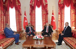 دیدار رجب طیب اردوغان، رئیس‌جمهور ترکیه (دوم از راست) با محمد الحلبوسی، رئیس پارلمان عراق (دوم از چپ)؛ استانبول، ترکیه، ۱۸ مهر ۱۳۹۷/ ۱۰ اکتبر ۲۰۱۸. (عکس از گتی ایمیجز)