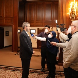 علی باقری‌کنی، مذاکره کننده‌ی ارشد هسته‌ای ایران در حال مصاحبه با خبرنگاران ایرانی در وین. ۷ آذر ۱۴۰۰. (عکس از ایرنا)