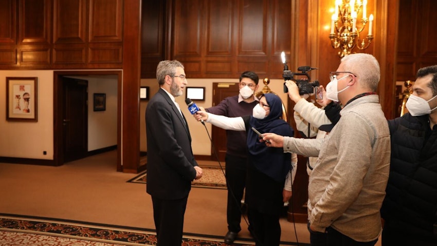 علی باقری‌کنی، مذاکره کننده‌ی ارشد هسته‌ای ایران در حال مصاحبه با خبرنگاران ایرانی در وین. ۷ آذر ۱۴۰۰. (عکس از ایرنا)